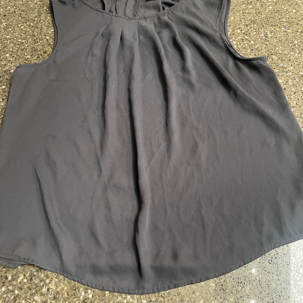 Worthington Charcoal Sleeveless Pleated Tank Top Size L Keyhole Back Career EUC